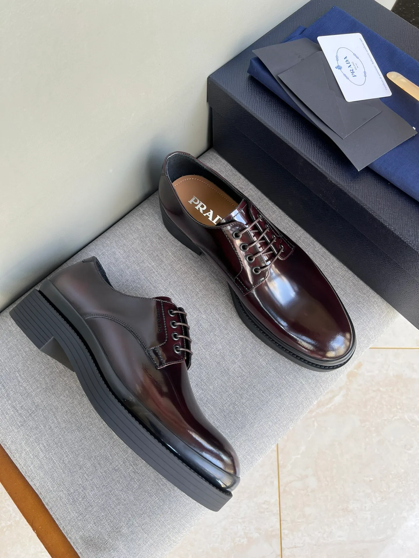 Men's shoes 💰860 💰Best recommendation✨PRADA Prada top purchasing quality imported upper with color-brushed edge beads carved toe design cowhide lining private molded TPU outsole non-slip, wear-resistant and elastic fashionable and versatile burgundy black blue 39-44 in stock (38, 45 customized for replacement, return and exchange)